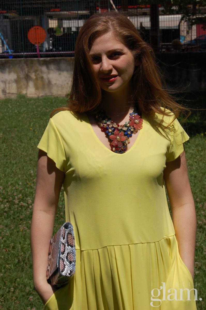 Un vestito giallo ed una collana
